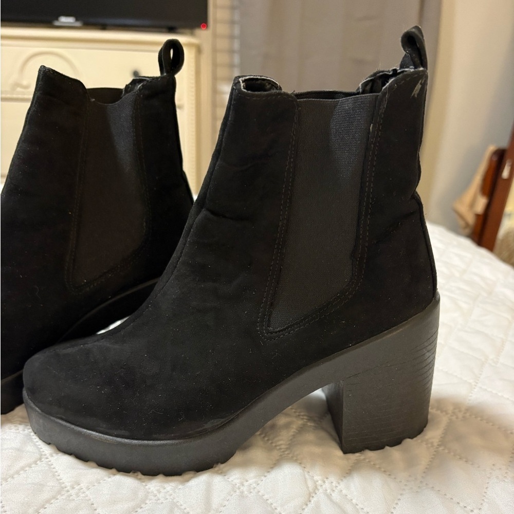 Topshop Black Suede Heeled Booties with Lug Sole - Picture 3 of 10